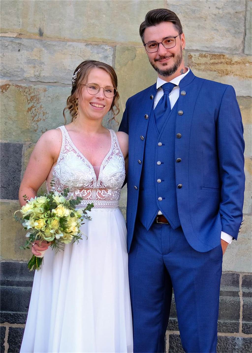 Das Ehepaar Julia Schulte-Althoff und Pascal Kohl vor dem Rathaus in Recklinghausen