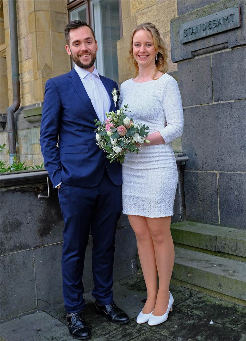 Die Eheleute Daniel Waltering und Lena Tobies nach ihrer Trauung vor dem Rathaus in Recklinghausen