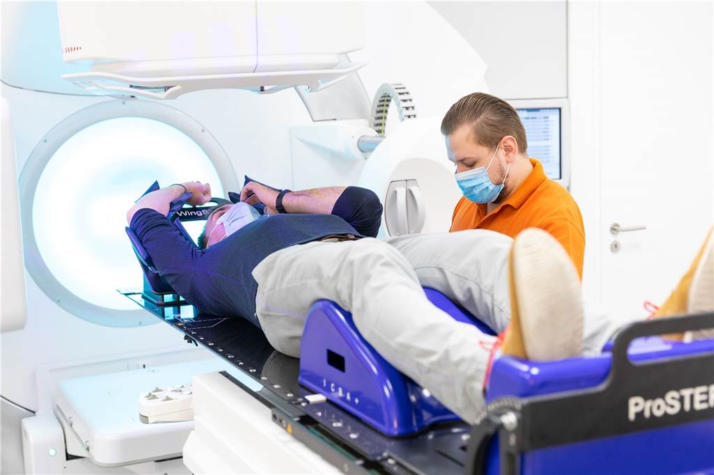 Neuer Linearbeschleuniger berücksichtigt sogar das Atmen Patient, Mitarbeiter und Linearbeschleuniger