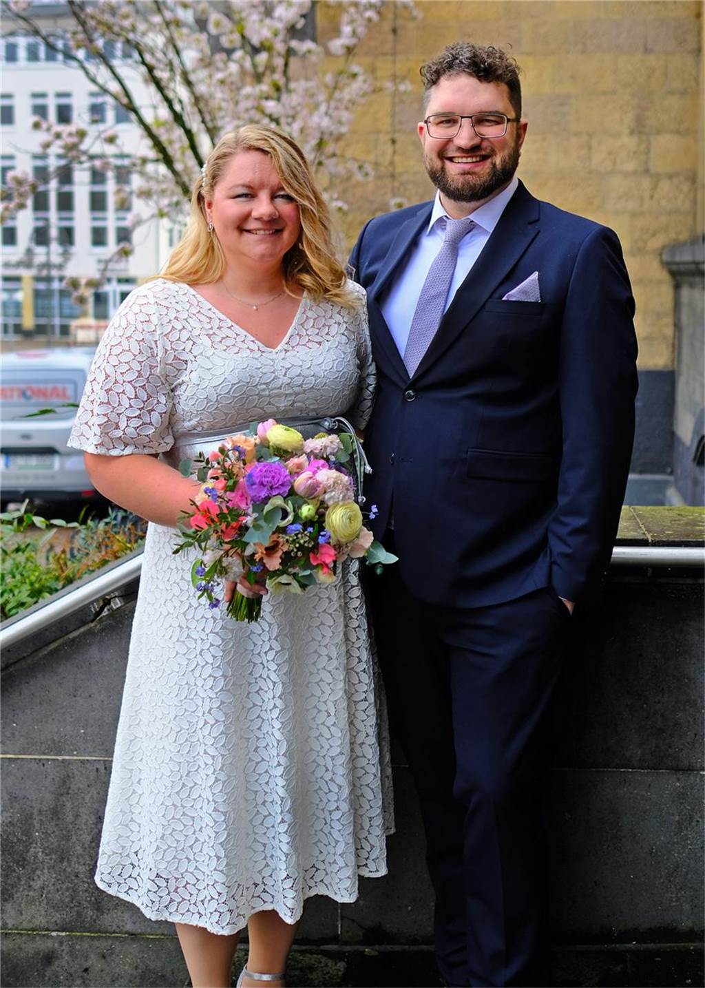 Hochzeitspaar Patricia Seidich und Philipp Schürmann vor dem Rathaus in Recklinghausen
