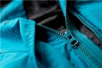 Durch Imprägnieren lässt sich der Perl-Effekt der Outdoor-Jacke wieder herstellen. Foto: Sven Hoppe