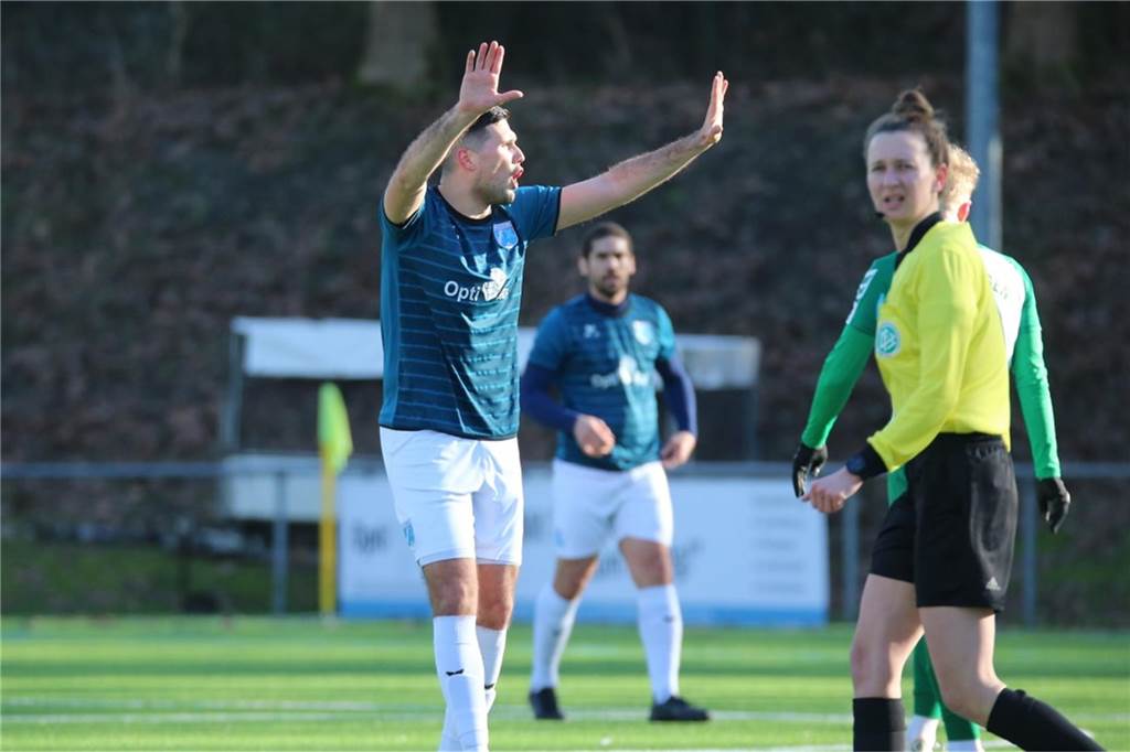 Durch jeweils zwei Tore von Kevin Holz und Elvis Shala setzte sich in der Westfalenliga der SV Wacker Obercastrop mit 4:0 gegen den SV Sodingen durch.