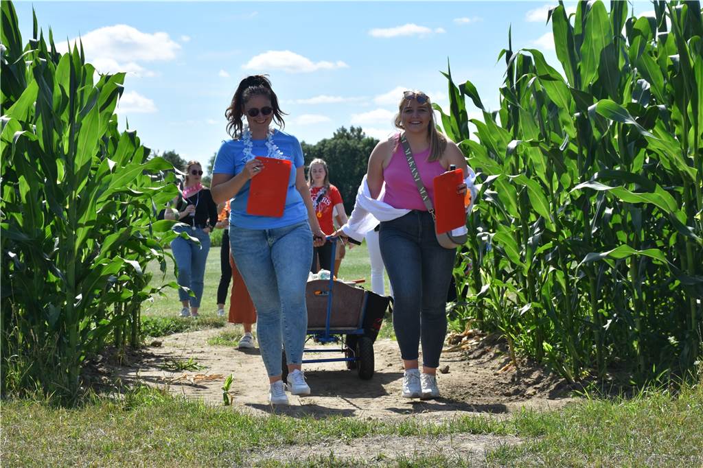 Mit Video: „Los Bambinos“ begeistert vom Bauerngolf in Südlohn - Spaß für Groß und Klein Durch Maisfelder und durch Strohballen – der Bauerngolfparcours hält viele Hindernisse für seine Besucher bereit.