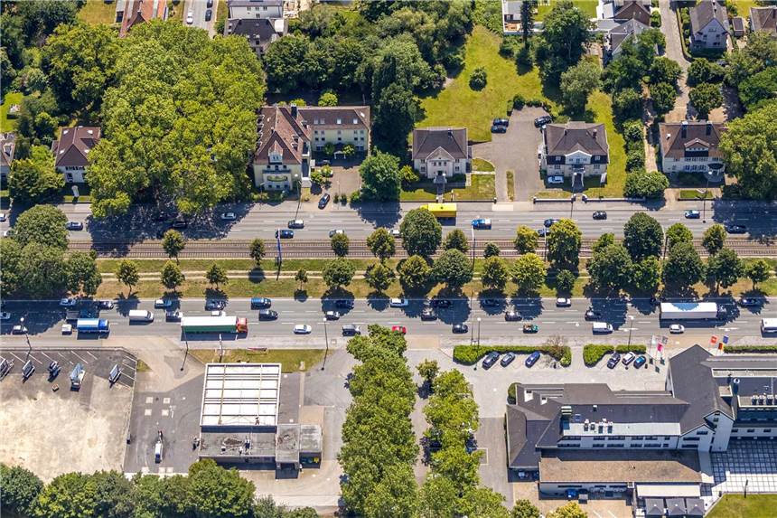 Schneller, breiter, sicherer - Initiative kämpft für historische Platanen-Allee Durch Nachpflanzungen mit verschiedenen Baumarten ist die B1-Allee sehr lückenhaft geworden. Eine Initiative will eine durchgängige Platanenallee.