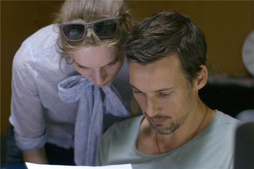 „Die Lügen der Sieger“: Journalisten-Thriller auf Arte Durch Nadjas (Lilith Stangenberg) Recherche schöpft Groys (Florian David Fitz) Verdacht: Sie gehen der Sache nach und kommen bald hinter ein Geheimnis. Foto: Heimatfilm/MACT Productions/WDR/ARTE/ARTE France Cinéma