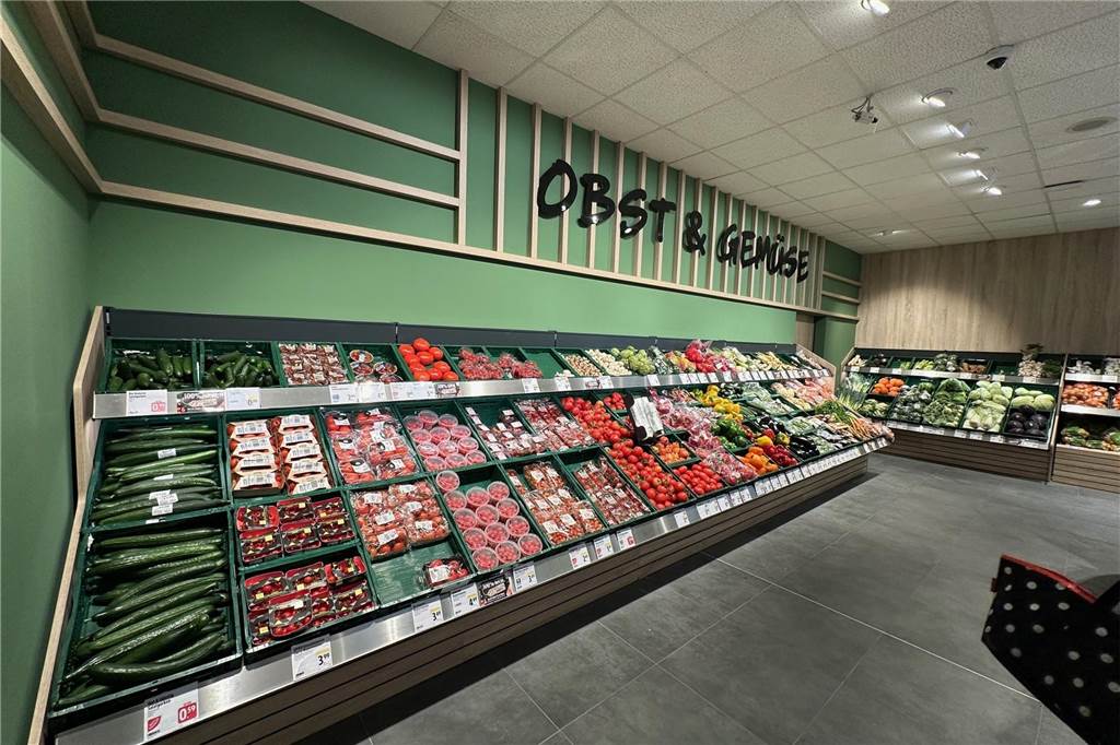 Edeka nach Umbau wieder offen: Großer Ansturm und münsterländisches Popcorn Gemüsetheke