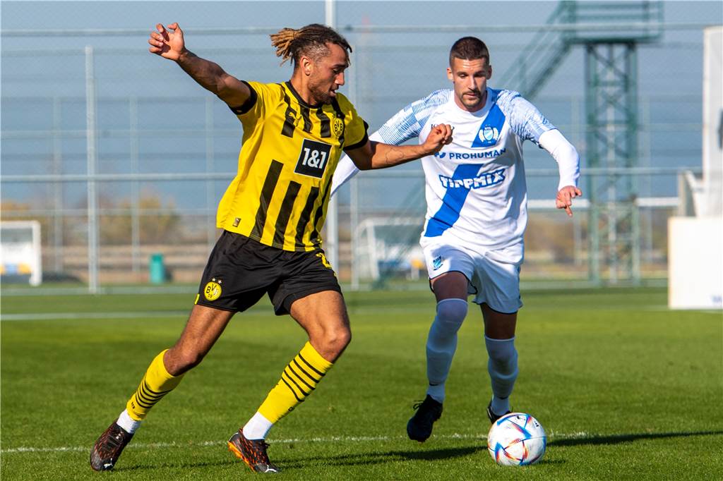 BVB-U23-Trainer Christian Preußer im Interview: „Jeder muss sein Ego hintenanstellen“ Cyrill Akono im Zweikampf.