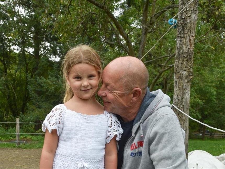 "Guck mal, da kommt der Opa": Im Alter noch mal Vater werden Durch Reiner Kuhns Haus krabbelte alle zehn Jahre ein Baby: zuletzt die heute sechsjährige Katharina. Foto: Uwe Zucchi/dpa-tmn