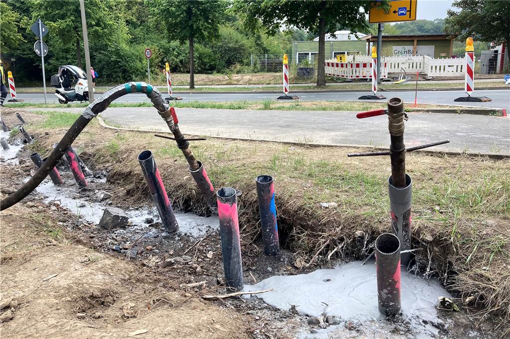 Durch Schläuche wird der große unterirdische Bergbauschacht mit flüssigem Zement verfüllt. Das kann noch dauern, hat die Stadt jetzt mitgeteilt.