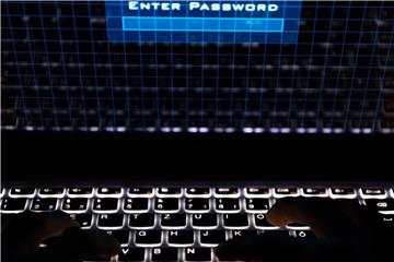 Durch Schwachstellen bei Computerchips können vertrauliche Daten ausgespäht werden. Das Problem trifft möglicherweise Milliarden Geräte. Foto: Monika Skolimowska/dpa