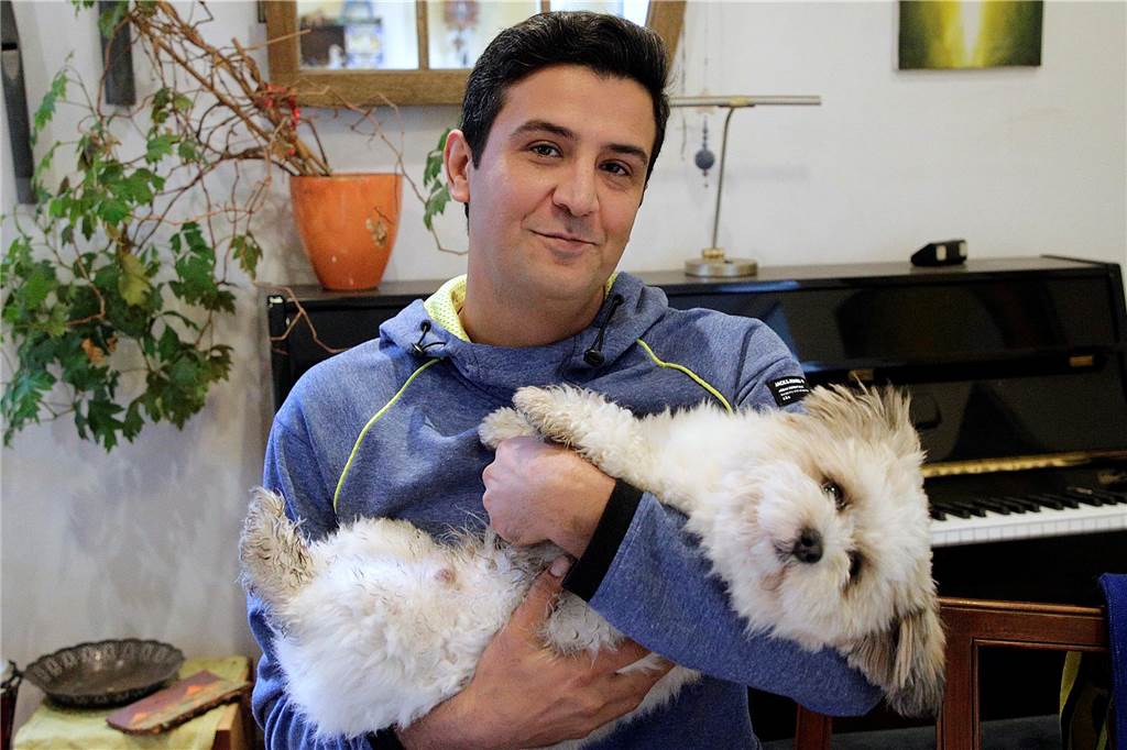„Petra hat mir ein neues Leben gegeben“: Iraner findet Unterschlupf in Sythen Mostafa Khouriani und sein Hund "Teddy".