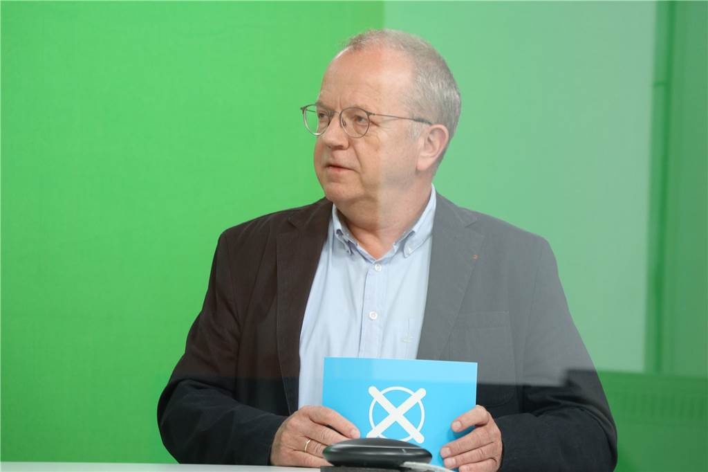 Jules El-Khatib (Linke): Gegen Schulnoten und für Energie-Importe aus Russland Redakteur Ulrich Breulmann im Video-Studio von Lensing Media.