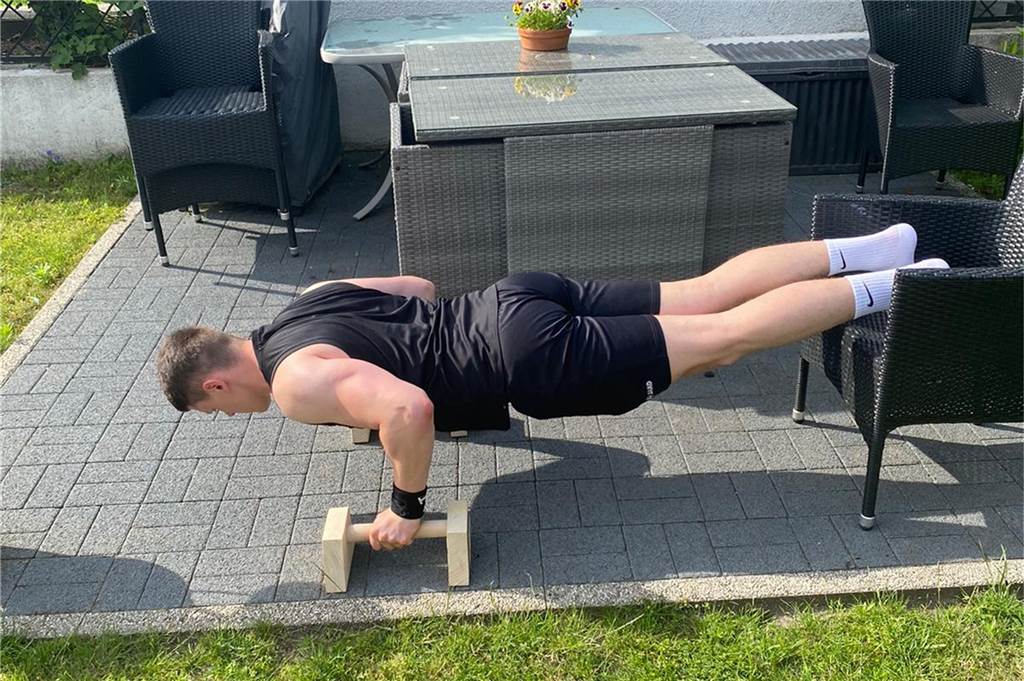 Durch verschiedene Varianten kann Philipp Dubicki Übungen wie die Liegestütze schwieriger gestalten.