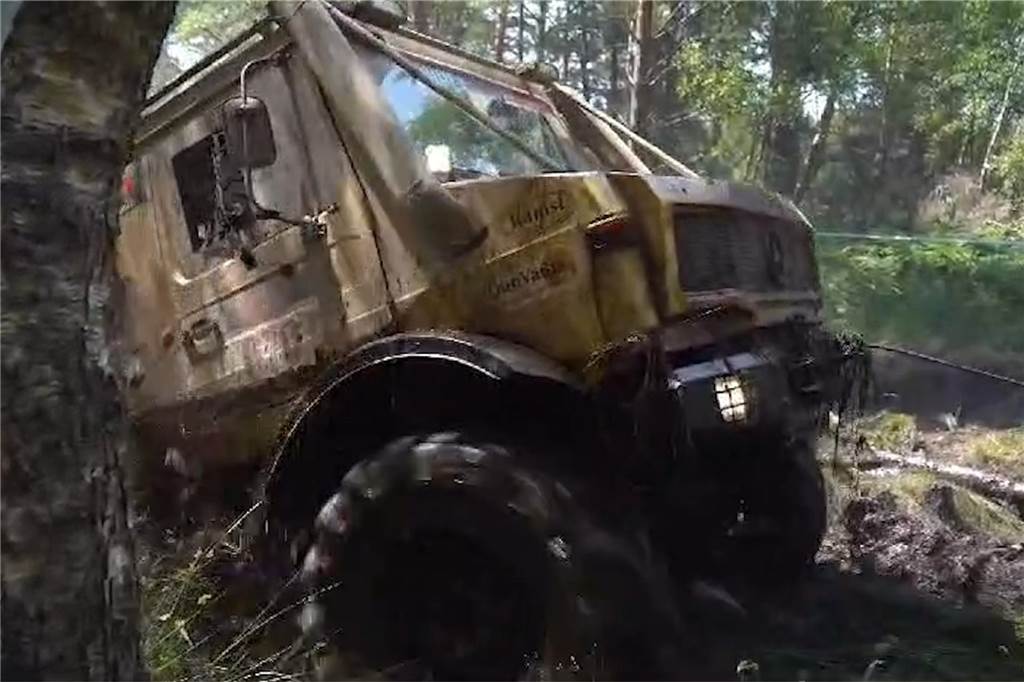 Alfred Wemhoff bei einer Geländerallye mit seinem Unimog.