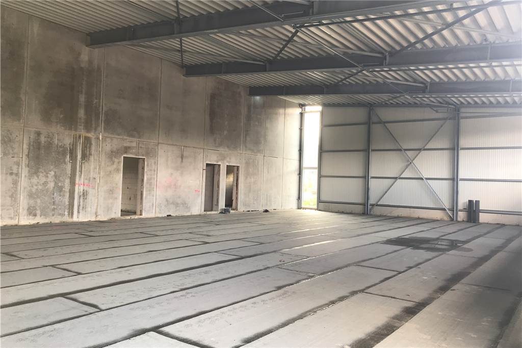 Neues Feuerwehrgerätehaus wird fast ein Jahr später fertig als geplant Durch zahlreiche Verzögerungen hängt der Bau hinkt der Bau weit hinter dem eigentlichen Zeitplan her, haben die Arbeiten im Innenraum erst jetzt im April begonnen.