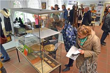 Durch Zeitfenster strukturiert, blättert die neue Ausstellung im Museum der Stadt Lünen die unterschiedlichen Facetten des Lernens in der Geschichte der Stadt auf. Zu sehen sind viele Exponate deren Erklärungen in sogenannten "Schulheften" abgedruckt sind.