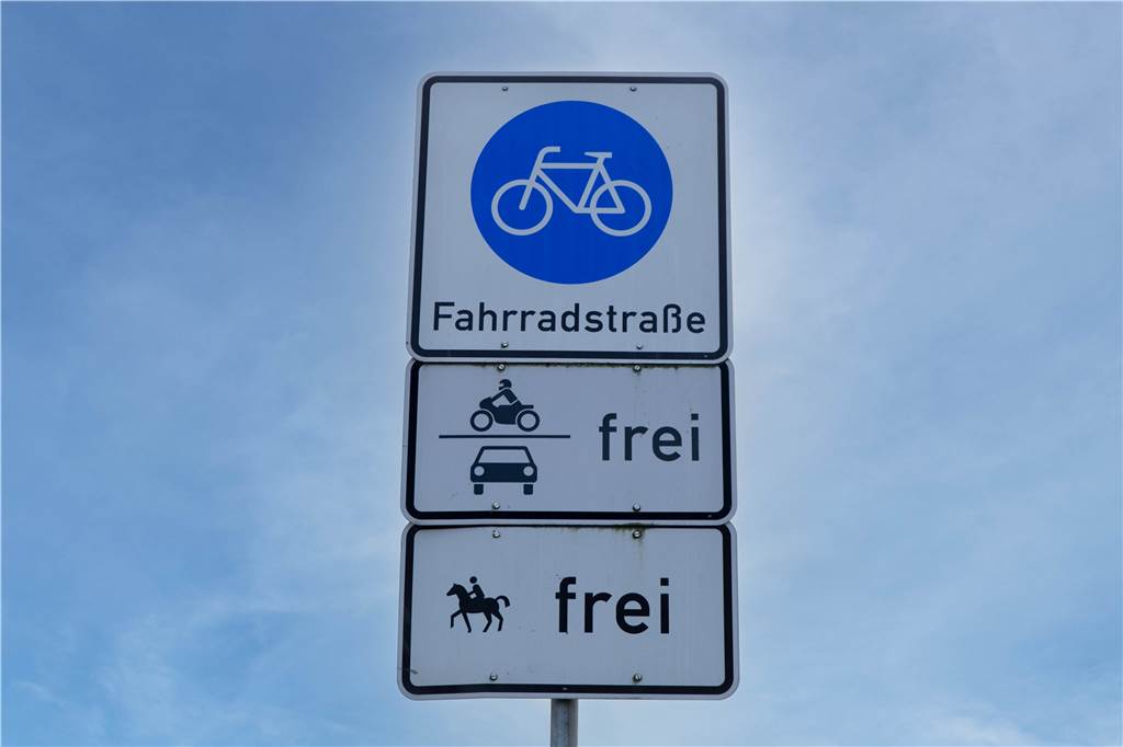 Fahrradstraßen-Konzept birgt Diskussionspotenzial für die Politik Durch Zusatzschilder wird die Fahrradstraße auch für andere Verkehrsteilnehmer freigegeben.
