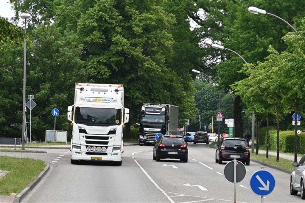 Start für Mobilitätskonzept in Dorsten: Radfahrer mit erster Offensive Verkehr auf einer Bundesstraße.