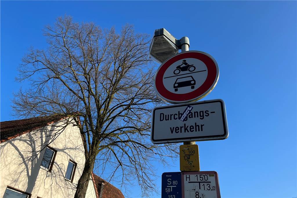 Baustelle: Die „halbe Welt“ kürzt über Erzbischof-Buddenbrock-Straße ab Blick auf das Straßenschild mit Durchgangsverkehr verboten