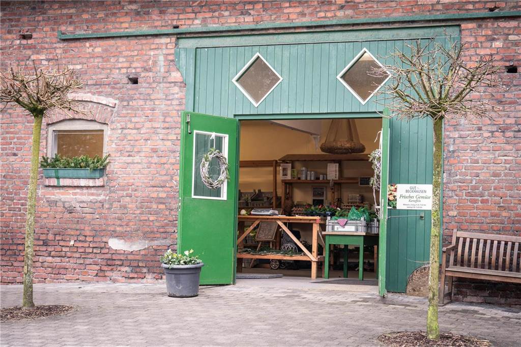 Zu sehen ist der Eingang des Hofladens auf dem Gut Beckhausen.