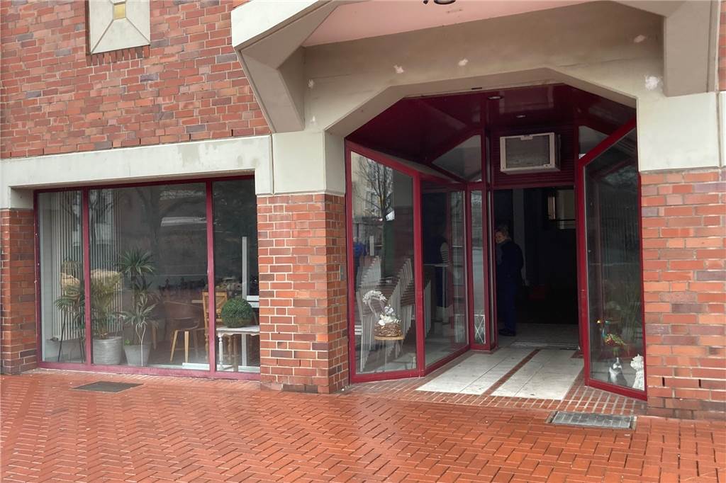 Ära des Kunstcafés geht weiter: Neuer Standort und verändertes Konzept Durchs Schaufenster ist schon zu erkennen, dass es in dem leerstehenden Geschäft an der Münsterstraße 9 voller wird. Hier zieht das Kunstcafé ein.