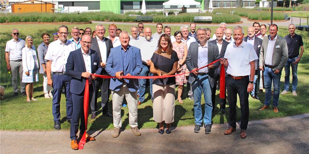 St.-Marien-Krankenhaus Ahaus eröffnet 8000 Quadratmeter großen Garten Durchschneiden das Eröffnungsband: (v.l.) Holger Winter (Geschäftsführer St. Marien-Krankenhaus), Dieter Berkemeier (Vorsitzender Leader-Region), Karola Voß (Bürgermeisterin), Stefan Jürgens (Leitender Pfarrer Kirchengemeinde St. Mariä Himmelfahrt), und Felix Büter (Geschäftsführer der Stiftung St. Marien-Krankenhaus).