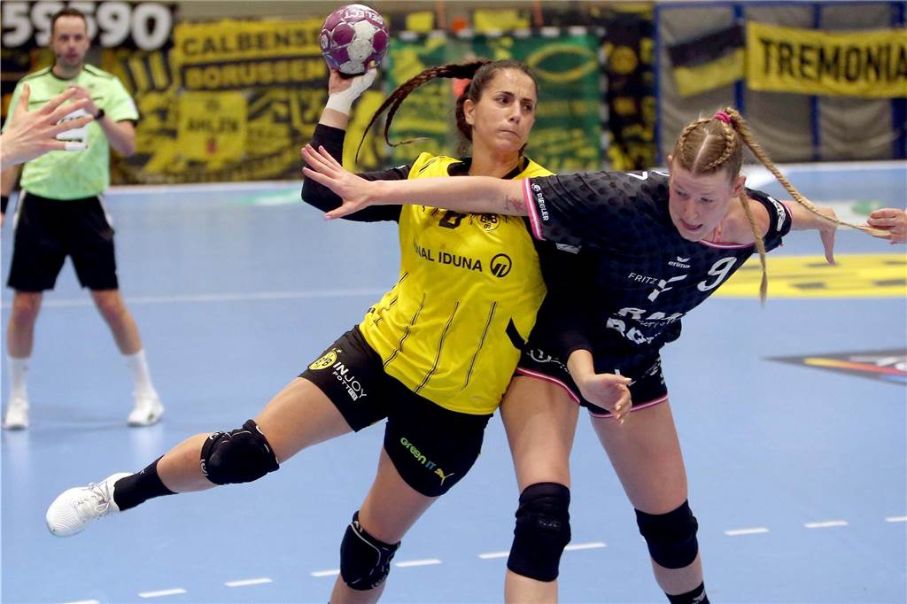 Abschied einer echten Führungsspielerin Carmen Campos Costa wirft, während eine Gegenspielerin sie unter Druck setzt.