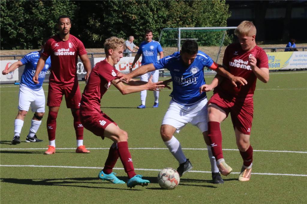 Meisterliche Vorstellung: VfL Kamen überfährt Landesliga-Absteiger SV Hilbeck Durchsetzungsvermögen für den nächsten Treffer legt hier Mehmet Kara (Mitte) gegen seine beiden Hilbecker Widersacher an den Tag.