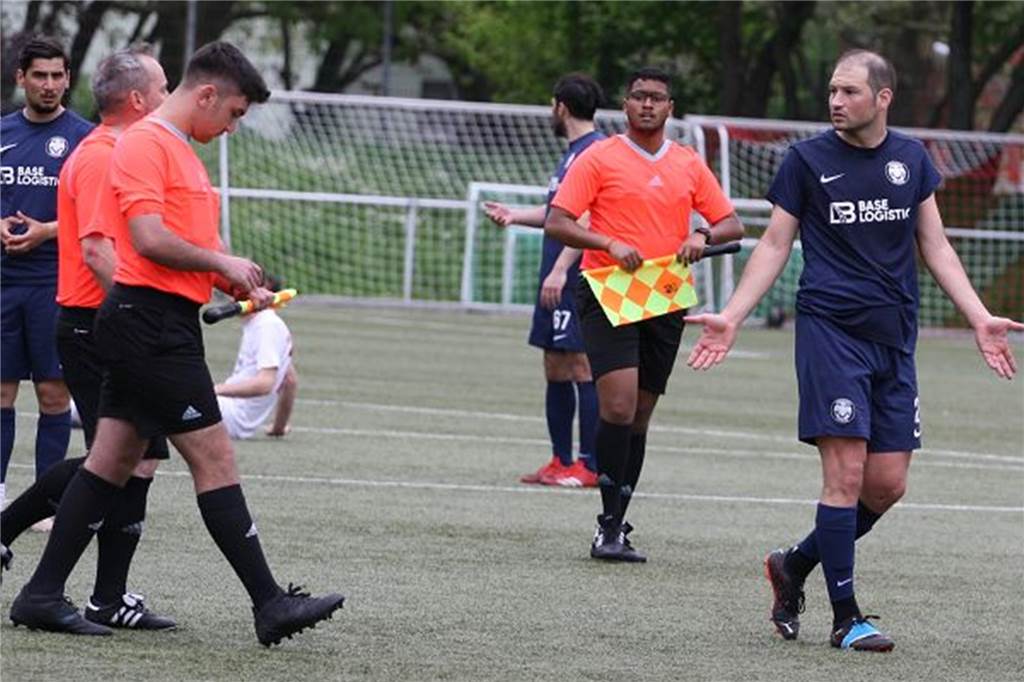 Polizei leitet nach Spielabbruch Strafverfahren ein: Würge-Angriff auf Linienrichter (19) Durmus Aydin (r.) und Osmanlispor verstanden den Spielabbruch am Sonntagabend nicht.