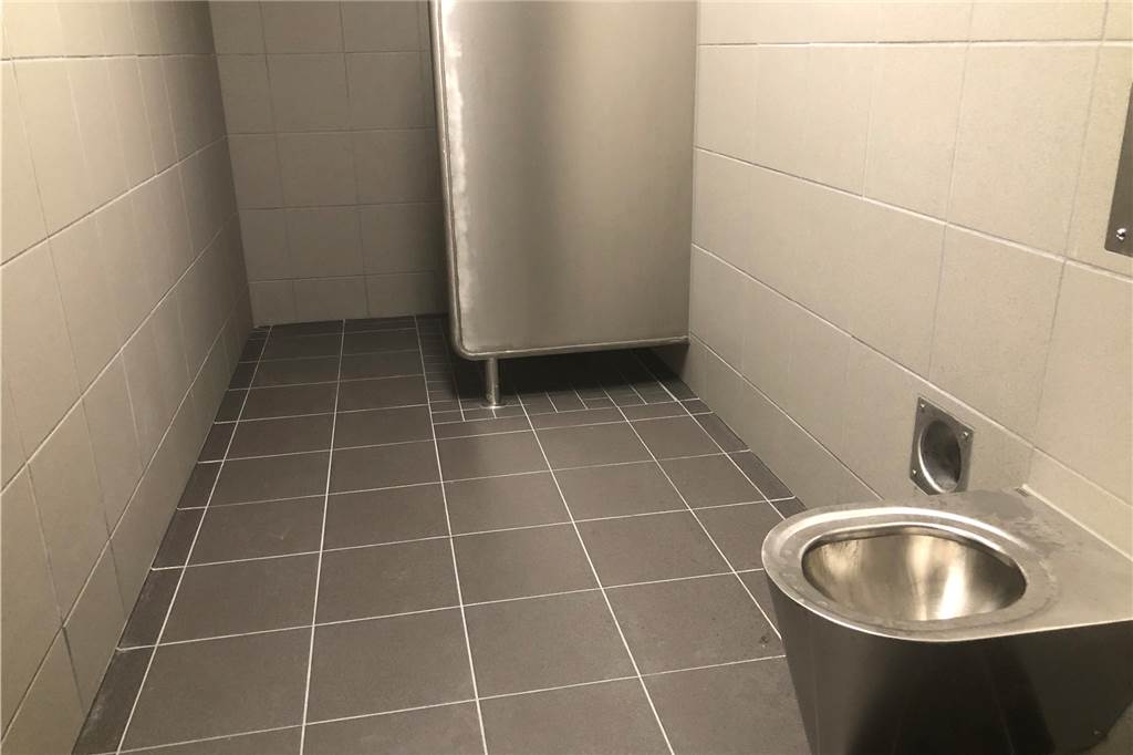 Polizeigewahrsam: Frisch renovierte Zellen bereit für den ersten Gast Dusche und Toilette im Polizeigewahrsam