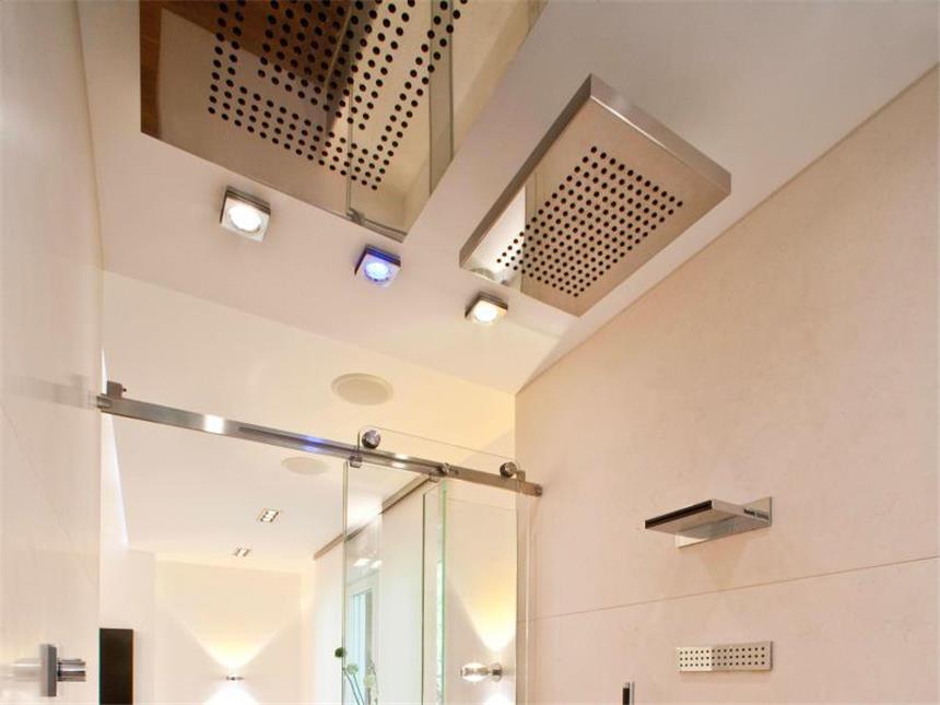 Pillen-Alarm und Co.: Was das vernetzte Badezimmer kann Duschen mit Musik: In diesem Bad gibt es eine eingebaute Lichtsteuerung und Lautsprecher in der Decke. Foto: Aqua Cultura/Bad und mehr