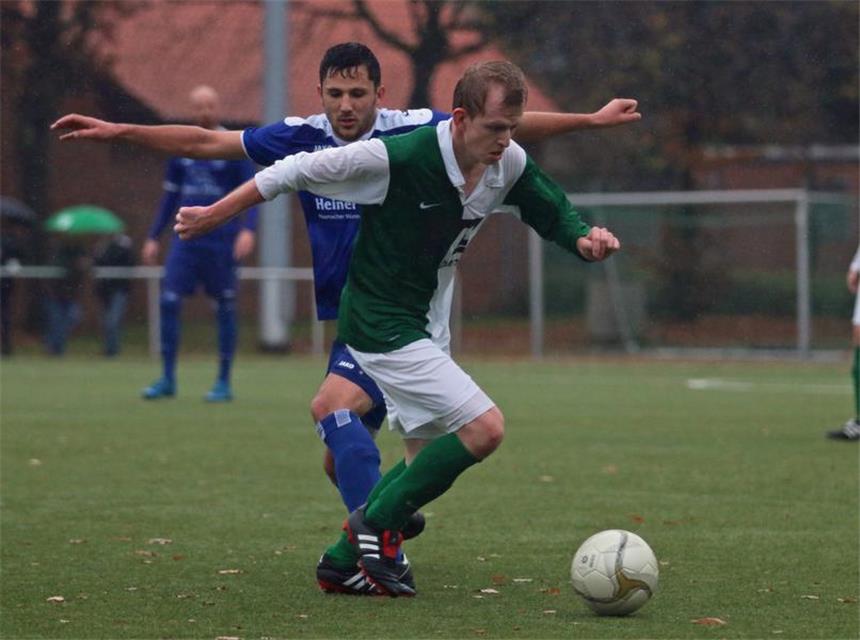 SuS Olfen schlägt RC Borken-Hoxfeld 4:3 Dustin Brüggemann (vorne) und der SuS Olfen führten zur Pause 2:0, mussten am Ende aber doch noch Zittern, bevor der 4:3-Sieg gegen Borken unter Dach und Fach war.