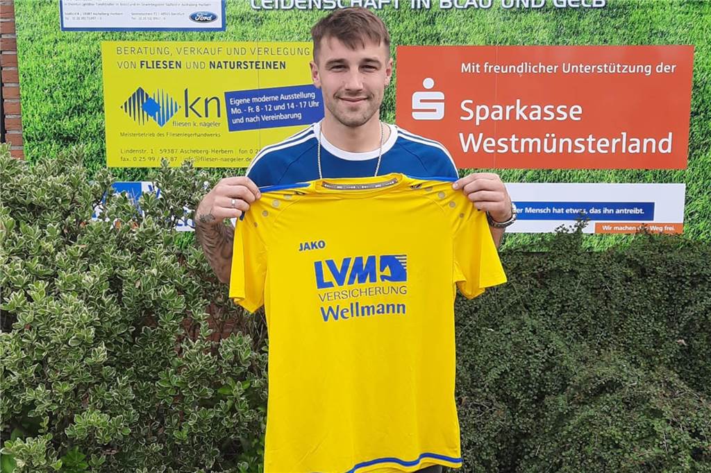 SV Herbern stellt Neuzugang vor: Kapitän eines Kontrahenten von Eintracht Werne kommt Dustin Ihl hält ein Trikot in der Hand.