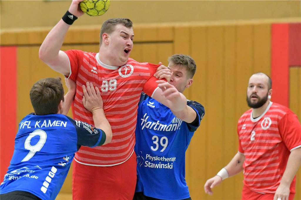 Erster Heimsieg für den VfL Brambauer – Taktikwechsel des VfL Kamen ohne Erfolg Dustin Kurschus (am Ball) hatte mit neun Toren einen großen Anteil am Sieg.