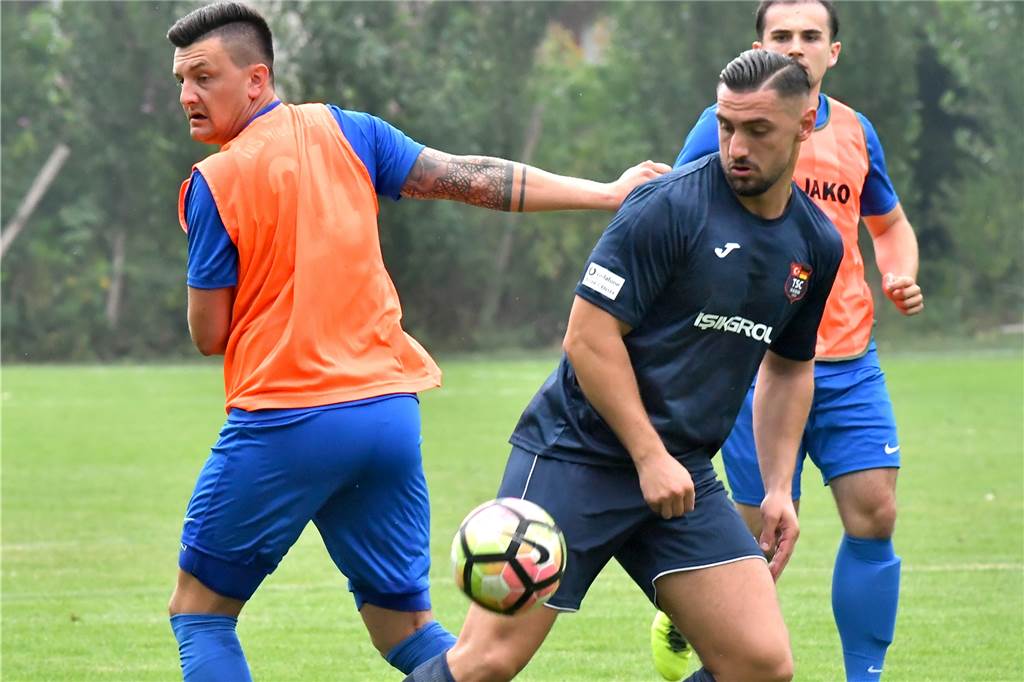 TuS Niederaden bastelt an seinem Kader - ein wichtiger Mann bleibt Dustin Nehm (l.) riss sich gleich im ersten Liga-Spiel das Kreuzband.