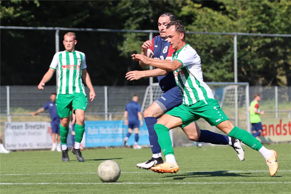 Derby-Spektakel im Finale des Aurubis Cup Dustin Nowak im Zweikampf.