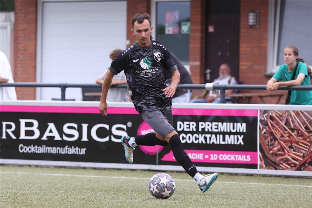 Dustin Nowak wagt in Vinnum „etwas ganz Neues“ Dustin Nowak vom PSV Bork spielt eine Flanke.