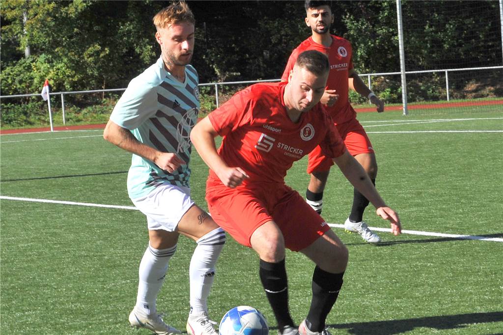 Derbyheld des TuS Holzen-Sommerberg mit einer Ansage: „Es wird schwer, uns zu schlagen“ Dustin Pfeiffer (TuS Holzen-Sommerberg) im Duell mit einem Gegenspieler des Hörder SC.