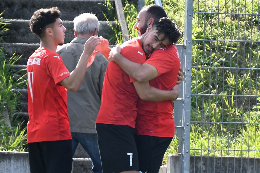 Keine guten Erinnerungen: FC Castrop-Rauxel muss 13-Tore-Mann von Westfalia Huckarde bändigen Dustin Singh (M), Goalgetter von Westfalia Huckarde, steuerte jüngst auch drei Tore dem 4:2-Sieg seines Teams beim FC Frohlinde bei.