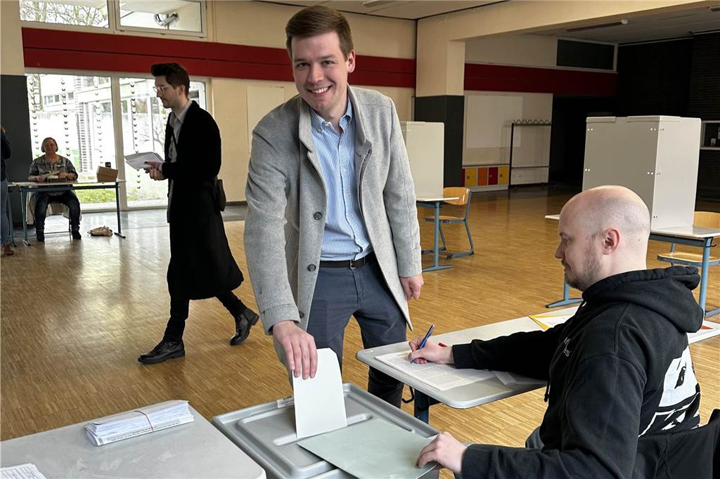 Nicklas Kappe (CDU) gewinnt den Wahlkreis 124: Dorstener zieht wahrscheinlich in den Bundestag ein Dustin Tix (SPD) gab am Sonntagvormittag seine Stimmen ab.