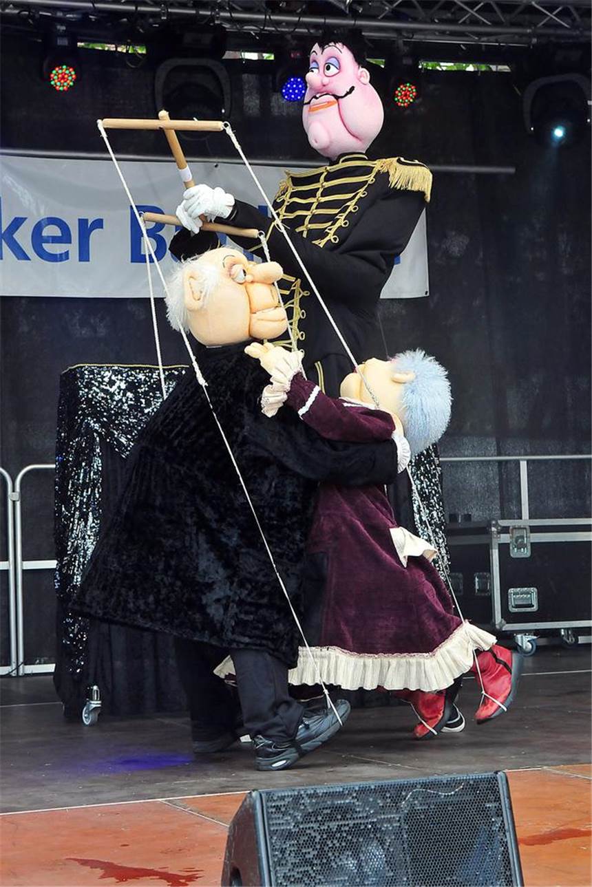 Dustin und Gerd Waree lassen die Puppen tanzen und zeigen die Revolte ihrer lebenden Marionetten gegen Zirkusdirektor Geralde. 