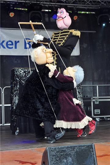 Dustin und Gerd Waree lassen die Puppen tanzen und zeigen die Revolte ihrer lebenden Marionetten gegen Zirkusdirektor Geralde. 
