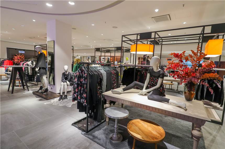 Experte rät Einzelhändlern: Lebendiger und origineller sein als die(Online-)Konkurrenten Dustmann in Hombruch ist ein Lifestylestore mit Wohlfühlcharakter, cool und doch behaglich, ein Besuchermagnet im größten Nebenzentrum Dortmunds.