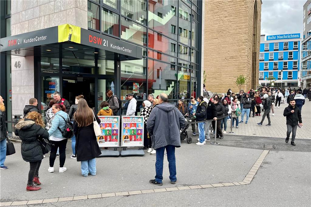 Stundenlang anstehen fürs Deutschland-Ticket: Lange Schlange vorm Kundencenter Dutzende Dortmunderinnen und Dortmunder haben am Dienstag vor dem DSW21-Kundencenter an der Kampstraße Schlange gestanden. Ein Gros der Wartenden war wegen des neuen Deutschland-Tickets da.