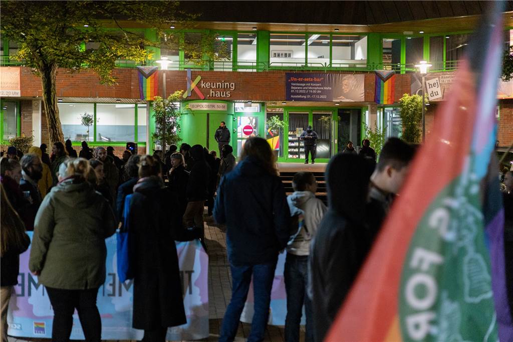 Terre des Femmes distanziert sich von Dortmunder Veranstaltung Dutzende Menschen versammelten sich am Dienstagabend (22.11.) vor dem Dietrich-Keuning-Haus, um gegen eine Veranstaltung von "Terre Des Femmes" zu demonstrieren.