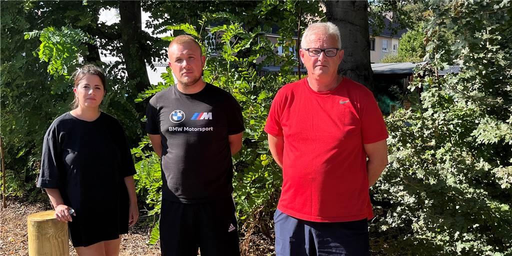 Parkplatzmangel: Stadt Lünen und Vivawest lassen Anwohner im Stich Duygu Zenker, Ricardo Kampel und Andreas Malaschewski fühlen sich wegen des Parkplatzmangels in der Straße Bindemeer in Lünen allein gelassen.