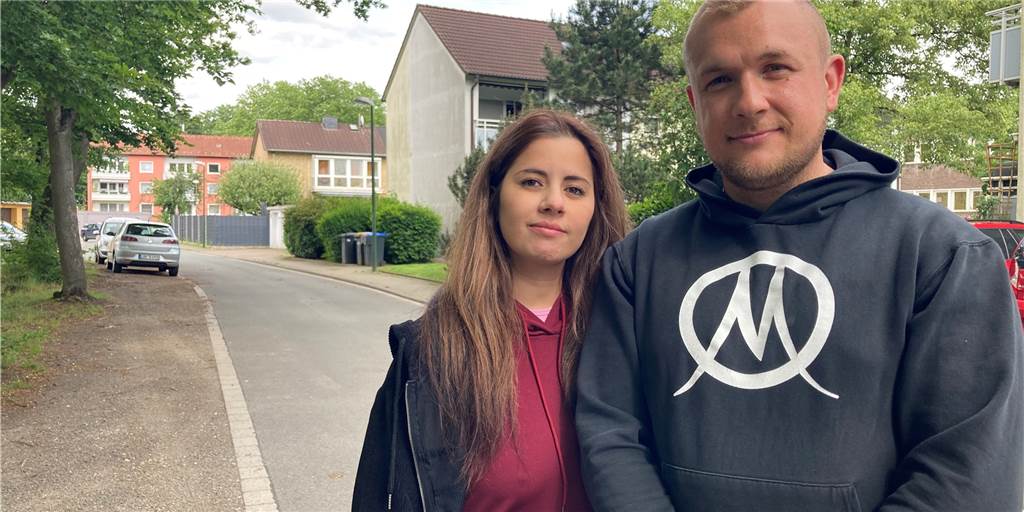 Holzpoller für Baumschutz: Anwohner am Bindemeer fürchten um Parkplätze Duygu Zenker und Ricardo Kampel befürchten, dass die Parkplatzsituation in der Straße Am Bindemeer sich extrem verschlechtern könnte. Die Stadtverwaltung plant, das Parken unter den Bäumen auf der Mittelinsel mittels Holzpollern, zu unterbinden.