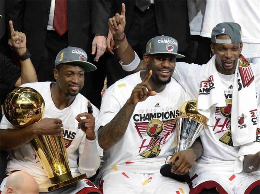 LeBron James am Ziel: NBA-Meister mit Miami Dwyane Wade (l), LeBron James (M) und Chris Bosh feiern in Champions-Shirts die Meisterschaft. Foto: Rhona Wise