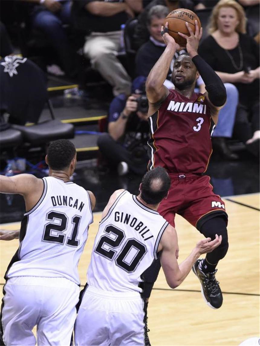 Miami verliert Hitzeschlacht gegen San Antonio Dwyane Wade (r) erzielte 19 Punkte für den Meister aus Miami. Foto: John G. Mabanglo