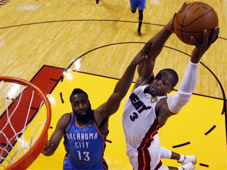 Heat behalten kühlen Kopf: Miami führt im NBA-Finale Dwyane Wade (r) von den Miami Heat setzt zum Dunking an. Oklahomas James Harden kann nur zuschauen. Foto: Mike Ehrmann